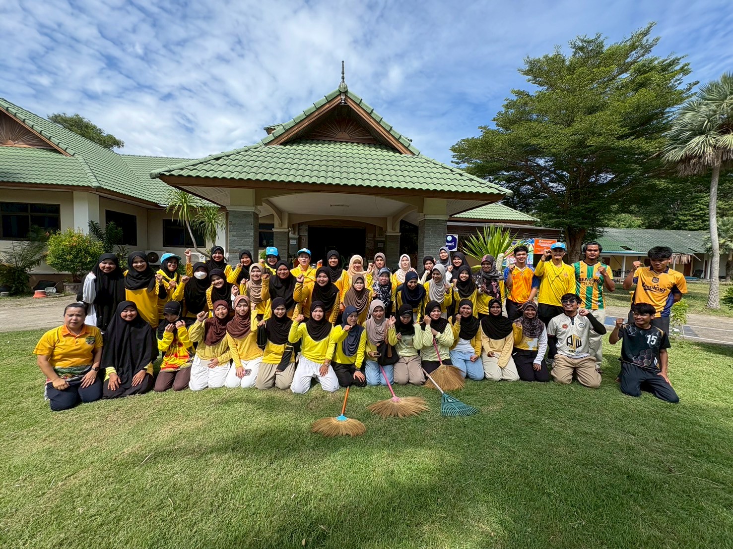 พนักงานอบต.จะรัง ร่วมกิจกรรมจิตอาสาทำความสะอาดโดยรอบที่ทำการองค์การบริหารส่วนตำบลจะรัง เนื่องในโอกาสวันคล้ายวันเฉลิมพระชนมพรรษาของสมเด็จพระนางเจ้าสุทิดา พัชรสุธาพิมลลักษณ พระบรมราชินี ในวันที่ 3 มิถุนายน 2568