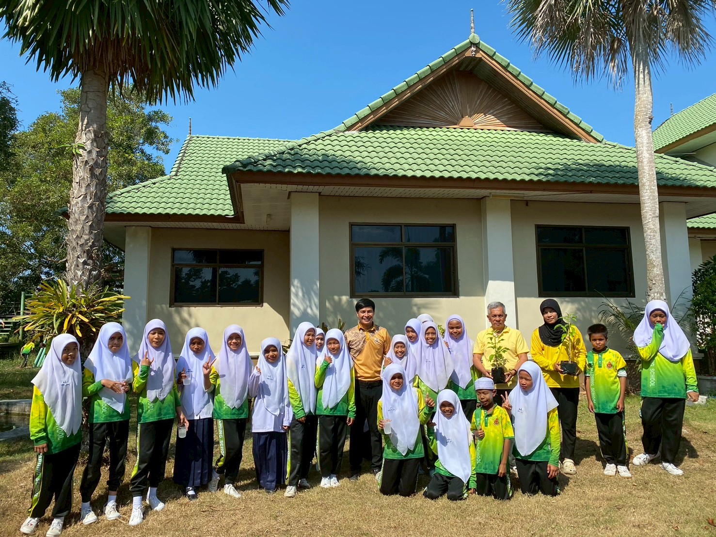 โครงการส่งเสริมสถาบันพระมหากษัตริย์ 
ปลูกไม้เฉลิมพระเกียรติ เนื่องในโอกาศวันเฉลิมพระชนมพรรษา 73 พรรษา